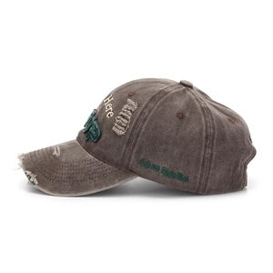 Gros plan sur casquette en coton vieilli avec broderie du texte Let us together