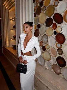 Elegante abito da sera lungo bianco con scollo a V profondo e fibbia ad anello dorata