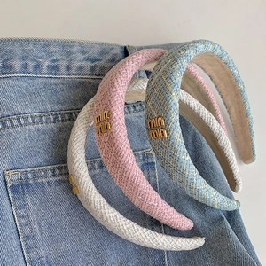 Cerchietti in tweed con logo dorato a lettere nei colori bianco, rosa e azzurro