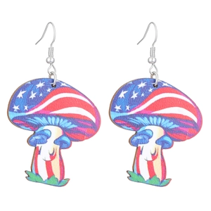 Détail de boucles d'oreilles en forme de champignon avec motif du drapeau américain