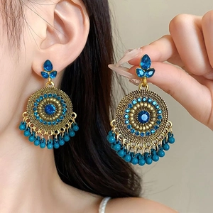 Détails de boucles d'oreilles bohèmes vintage dorées avec strass bleus et glands de perles