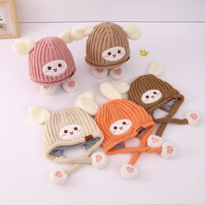 Détails de bonnets en tricot avec oreilles de lapin et pattes en peluche à cœurs