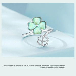 Detail of s925 silver bypass ring featuring green clover inlay and hollow clover design