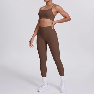 Detail der Cross-Back Yoga-Bra und hoher brauner Leggings aus weichem Nylongewebe