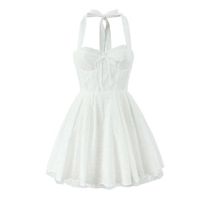 Robe blanche dos nu en dentelle avec corsage et broderie sur un fond blanc épuré