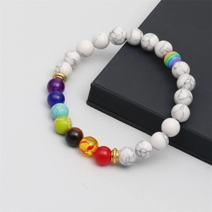 Bracelet de perles en pierre naturelle Chakra avec marbre blanc et accents colorés pour homme