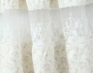 Détail macro de tissu imprimé floral délicat avec bordure en dentelle et coutures en mesh