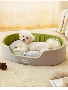 Cama lavable para perros en gris y verde con un Bichon Frisé descansando muy relajado