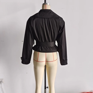 Vue arrière du trench-coat noir avec ceinture et col à revers sur un mannequin