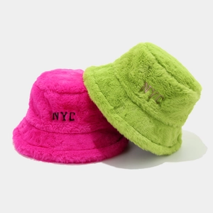 Bobs en peluche avec broderie NYC en vert néon et rose vif pour la mode d'hiver
