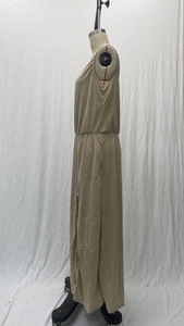 Detailweergave van beige mouwloze maxi-jurk met zijsplit op een mannequin standaard