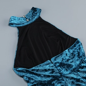 Dettaglio dell'abito all'americana in velluto blu con schiena scoperta e bottoni sul collo