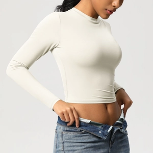 Gros plan sur l'ourlet du crop top ajusté et le tissu extensible au niveau de la taille