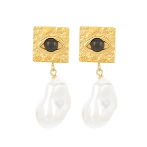 Evil eye square earrings with spiral texture and baroque pearl drop in golden finish