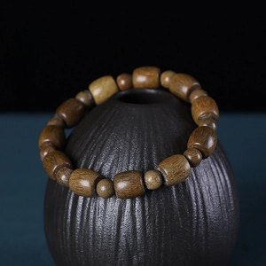 Dettaglio di grani in sandalo verde argentino su un vaso di ceramica in stile zen