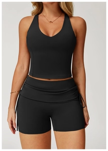 Detailansicht der schwarzen Yogashorts mit Bundfalten und seitlichen Kordelzug-Akzenten