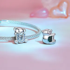 Abalorio de oso en plata 925 con detalles de opalo azul sobre pulsera de malla