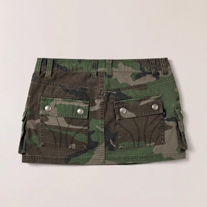 Detailansicht der Rückseite eines Camouflage-Cargo-Rocks mit Taschen und Twill-Gewebe