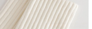 Vue macro de la texture en maille de coton côtelé crème pour chaussettes mi-mollet femme
