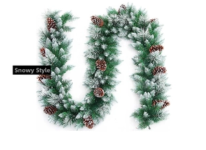 Vue détaillée de la guirlande de Noël enneigée de 2,7m avec aiguilles et pommes de pin