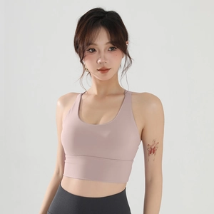 Détail du soutien-gorge de sport rose poudré avec dos nageur et large bande de maintien