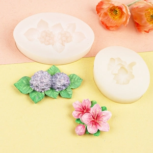 Vista macro degli stampi in silicone bianco con trame di ortensia e fiori di pesco