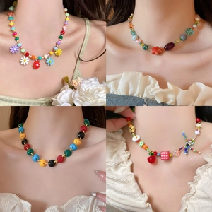 Colliers de perles colorées avec étoiles et fleurs en résine pour un look d'été féminin