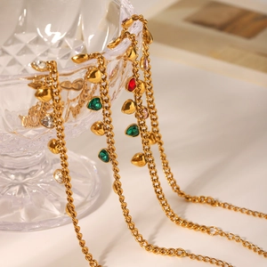 Bracelet chaîne gourmette dorée en acier inoxydable avec charmes de cœur colorés