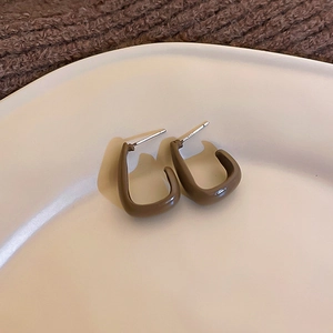 Boucles d'oreilles créoles carrées en U marron moka avec finition brillante