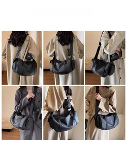 Détails du grand sac de sport étanche noir avec sangle réglable et petite pochette