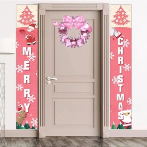 Bannières de Noël rouges avec lettrage et couronne rose décorative sur une porte blanche