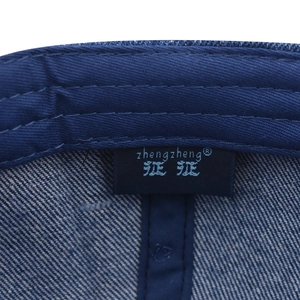 Dettaglio della fodera interna e dell'etichetta cucita su un berretto in denim lavato
