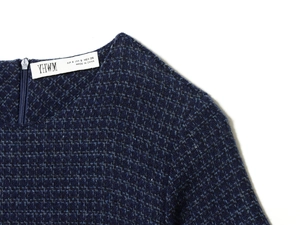 Détail de la robe bleu marine texturée avec fermeture éclair au dos et col rond chic