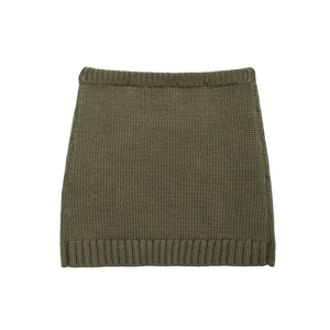 Vista dettagliata della gonna a tubino in maglia verde militare con trama a coste