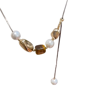 Tigerauge-Stein und Perlenanhänger-Halskette mit Goldakzenten an feiner Metallkette