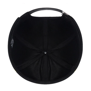 Vue interne du bonnet miki en coton noir avec structure à six panneaux et bride réglable