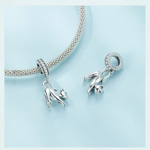 Makro-Detail von S925 Sterlingsilber Katzenanhänger mit weißem Zirkon und Schlangenkette