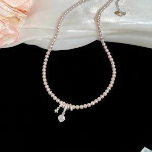 Élégant collier de perles lavande avec pendentif en argent sur fond de velours noir