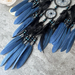 Décoration murale attrape-rêves bohème avec plumes bleu et noir et perles turquoise
