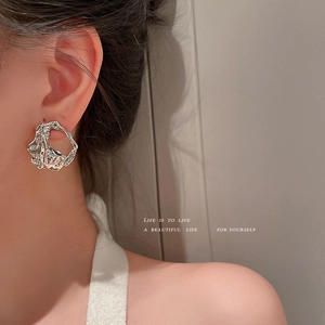 Orecchini a perno in argento irregolari con texture in metallo liquido su profilo modello