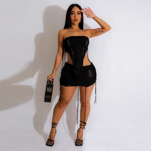 Detailansicht des schwarzen Strick-Sets mit bauchfreiem Top und Rock und sexy Cut-out-Muster