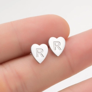 Puce d'oreille minimaliste en acier inoxydable en forme de cœur avec lettre R gravée