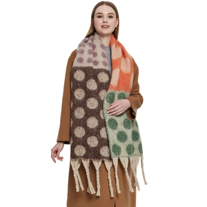 Sciarpa spessa in maglia a grandi pois colorati con frange spesse per l'inverno
