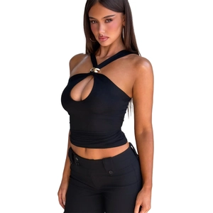 Schwarzes Neckholder-Top für Damen mit modischem goldfarbenem Metallring-Detail