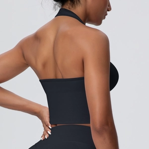 Détail de la brassière de sport noire avec tissu côtelé vertical et dos nageur croisé