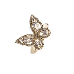 Bague papillon en or élégante avec zircons colorés sur un fond blanc neutre