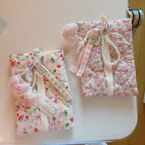 Détails de pochettes matelassées à fleurs roses avec chaînes de perles et dentelle