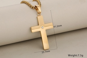 Dettaglio del ciondolo a croce bicolore oro con dimensioni 41,2mm x 25,7mm e peso di 7,5g