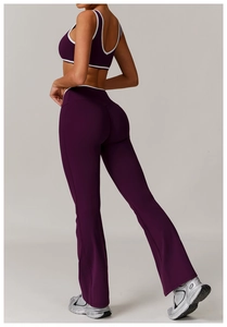 Détail du pantalon de yoga évasé taille haute et brassière prune avec bord blanc