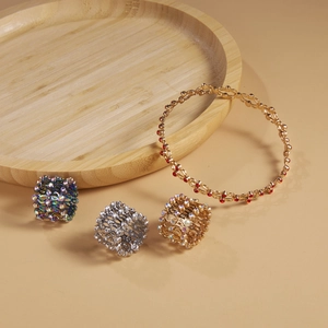 Faltbare Strassringe in Gold, Silber und Multicolor, tragbar als kreative Armbänder